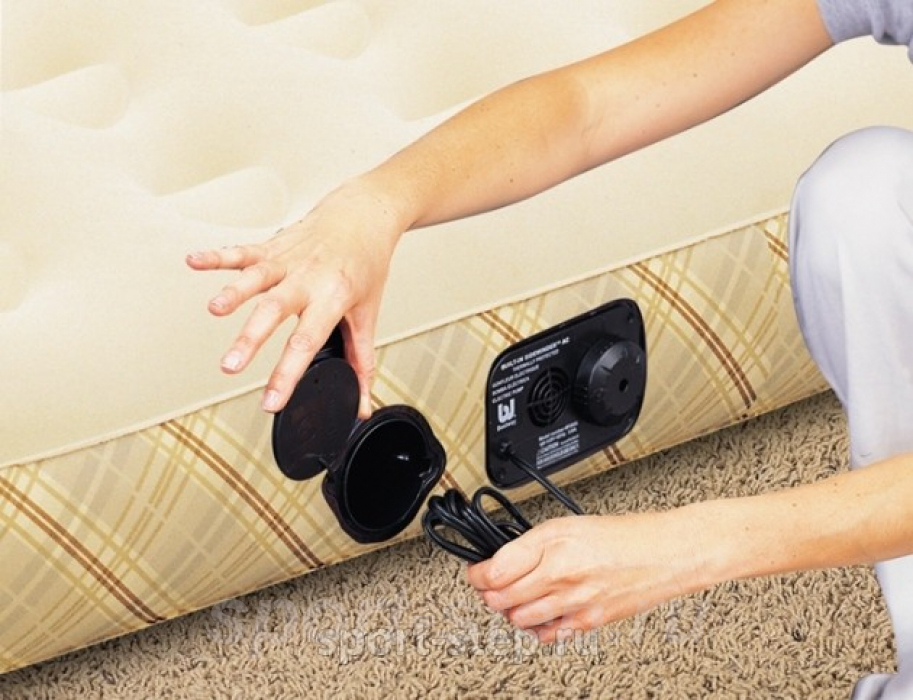 Двуспальный надувной матрас Bestway Power-pro Air Mattress Queen 67393 с встроенным электронасосом