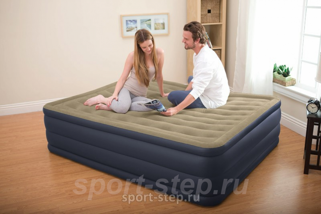 Двуспальная надувная кровать Intex Ultra Plush 67710 c встроенным электрическим насосом
